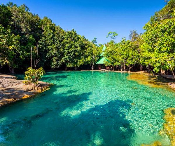 สระมรกต