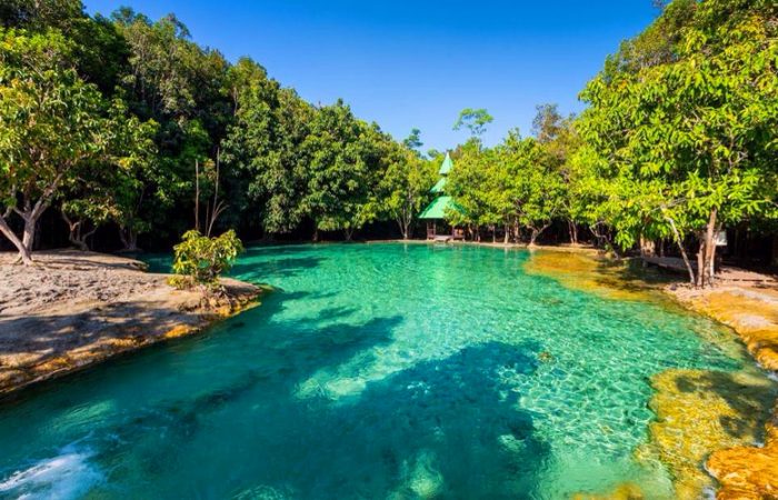 สระมรกต